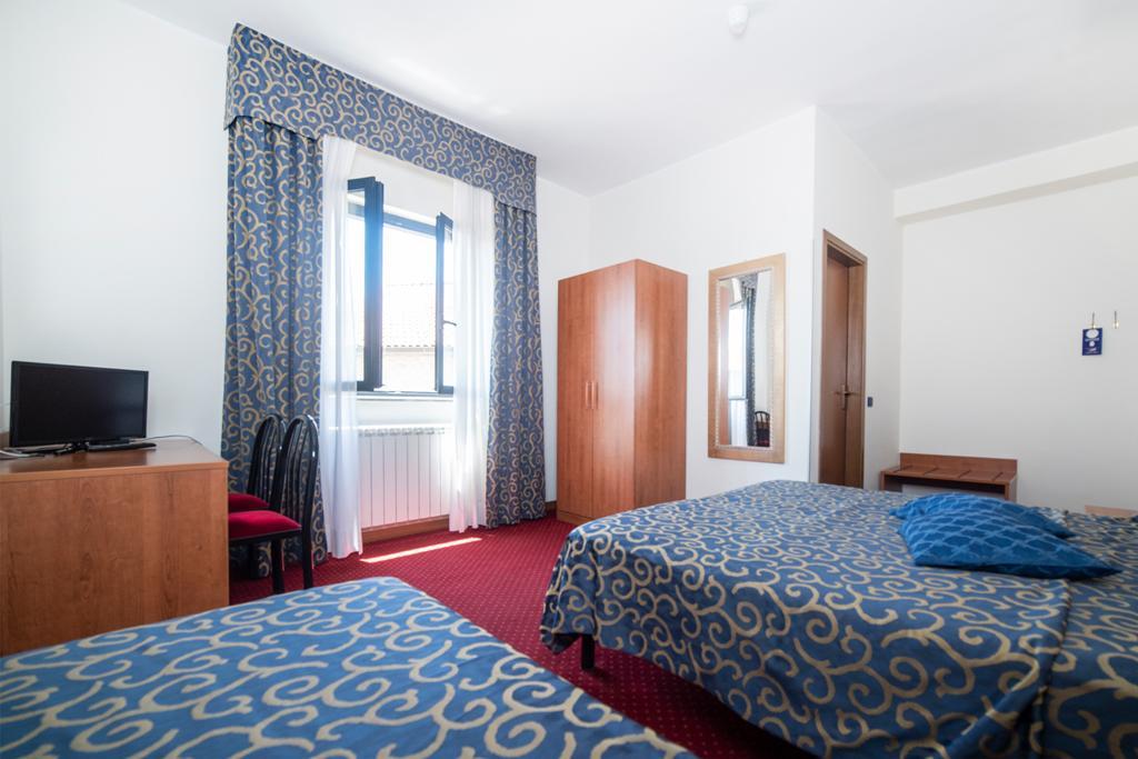 Hotel Italia & Lombardi Монтефьясконе Экстерьер фото